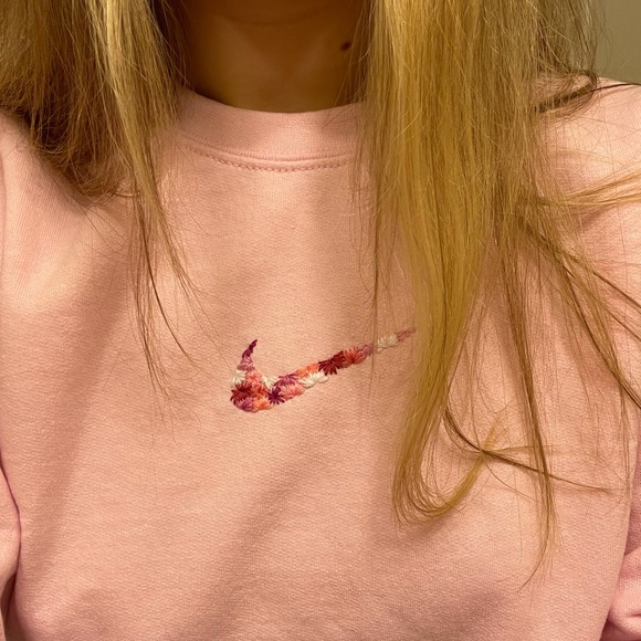 Handmade Floral Check Embroidered Crewneck Sweater | Size Men’s Small - Picture 3 of 3